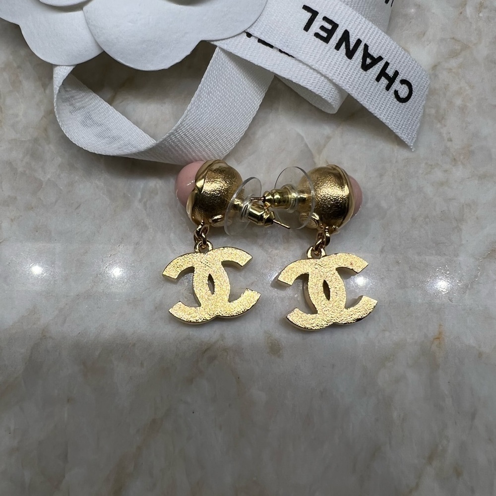CHANEL 22A CC Logo Gold-tone Dangle Earrings: Pink Pearly W/ Crystals - Picture 13 of 13